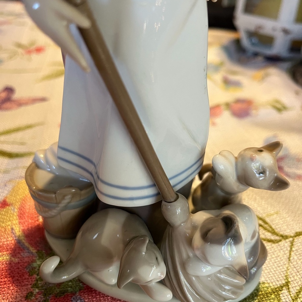 Lladro Charming Blue and White Porcelain Figurine - Picture 8 of 9